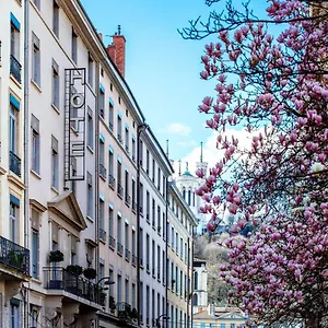 hotel-des-artistes.hotels-rhonealpes.com/